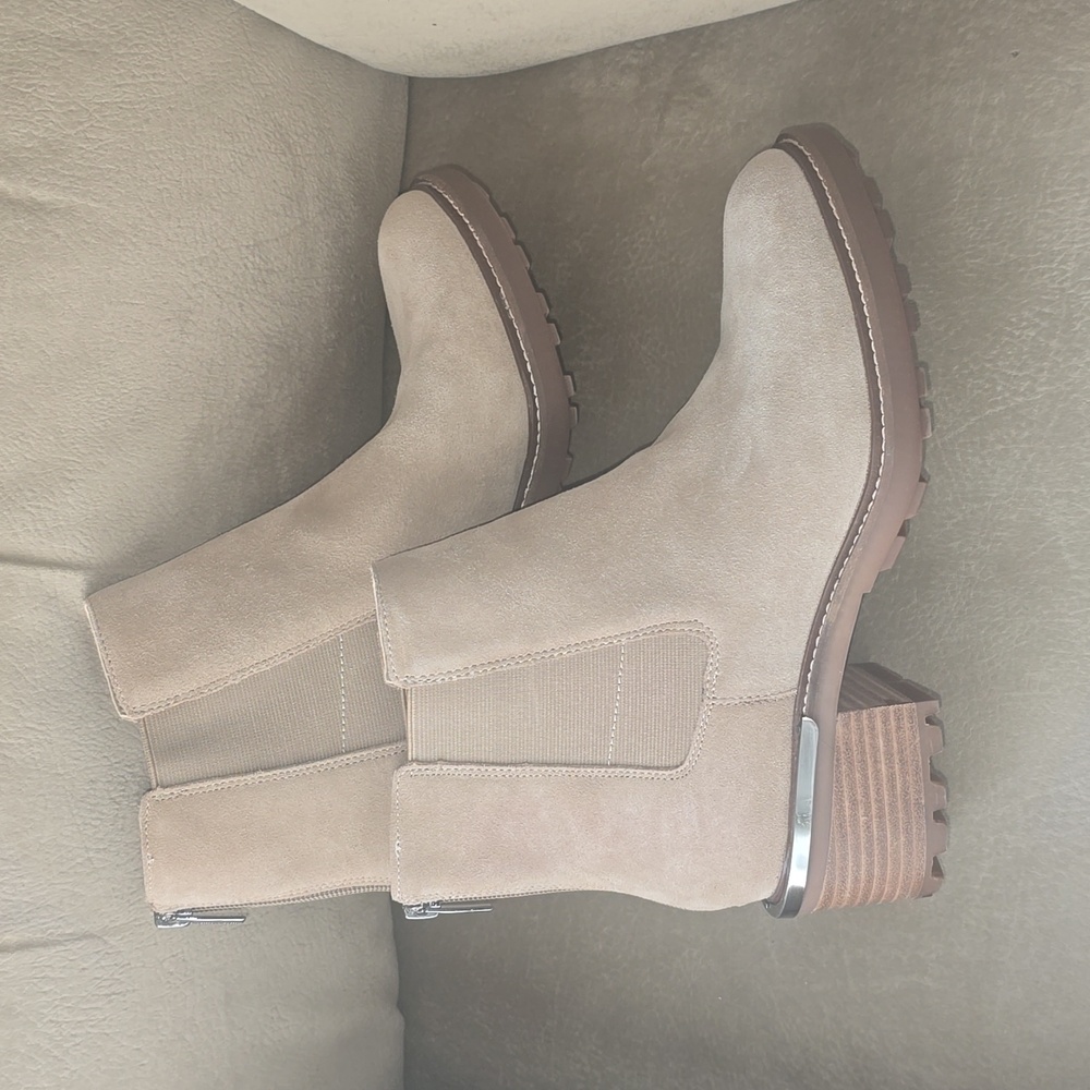 Vince Camuto Suede Chelsea boots Kelivena